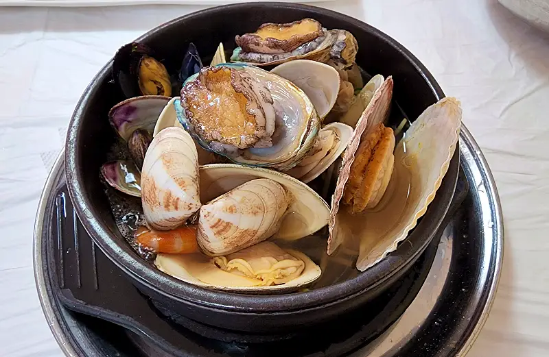 동해 대왕 문어로 만든 문어 삼합, 문어 전복 뚝배기 전골 속초 맛집 추천