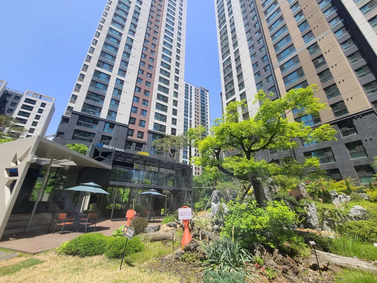 가운데-초록색-조경이-돋보이는-20년식-신축아파트