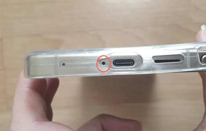 갤럭시 s25울트라 아랫구멍 뚫어버렸어요.