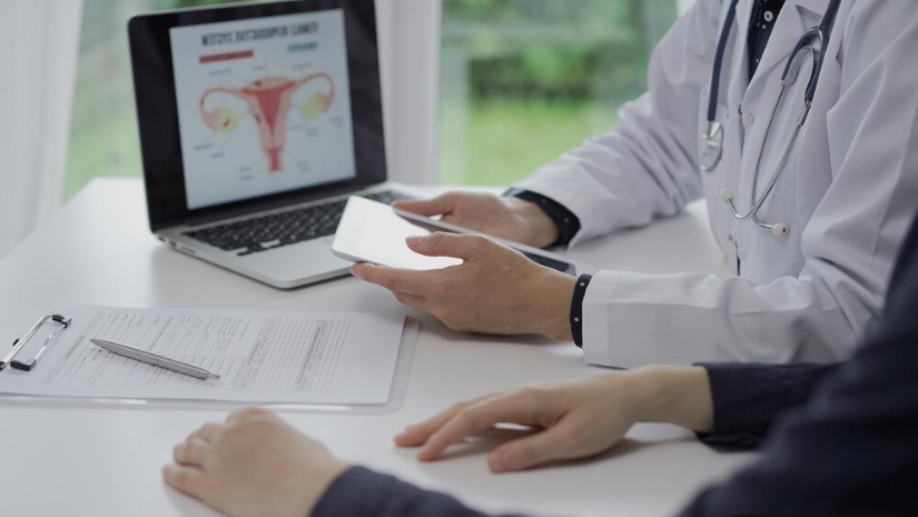 의사와 상담을 나누는 모습