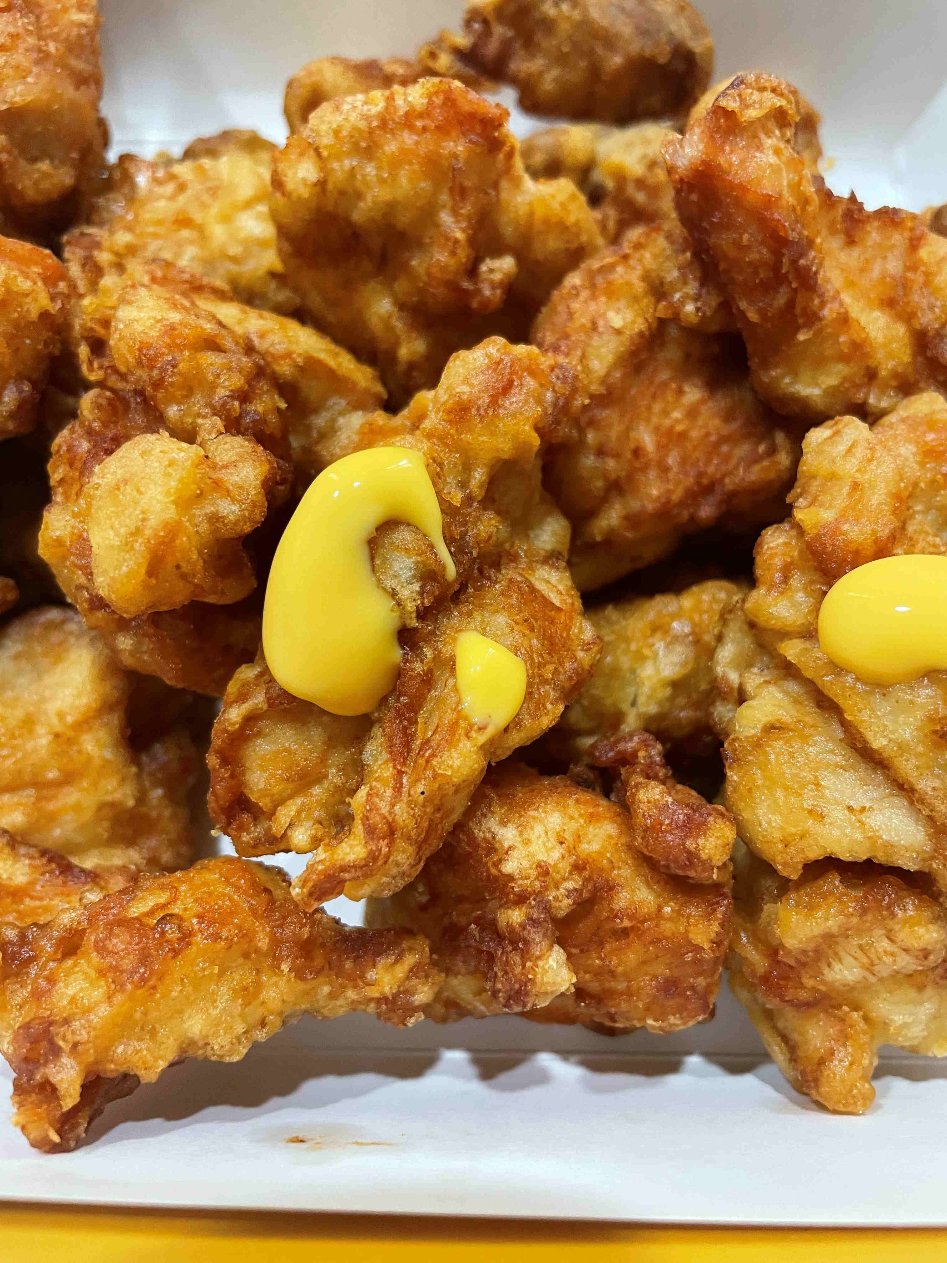 치킨에-치즈-소스-묻혀서