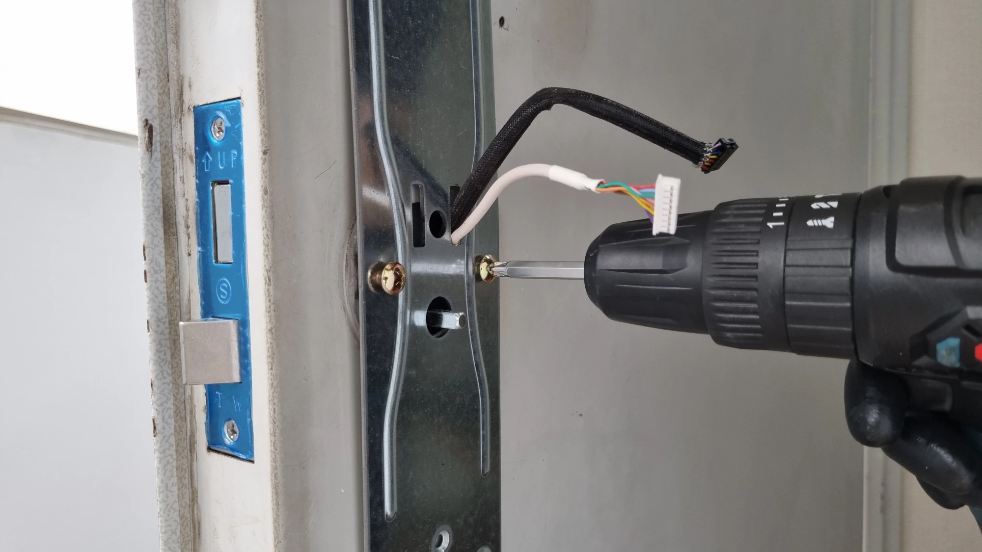 실외 도어락 고정하는 모습