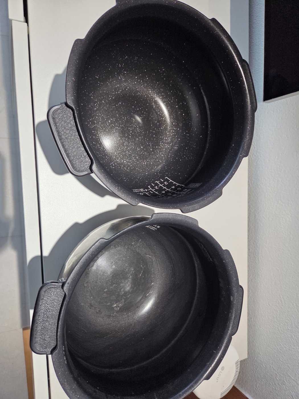 헌 밥솥과 새 밥솥 내솥