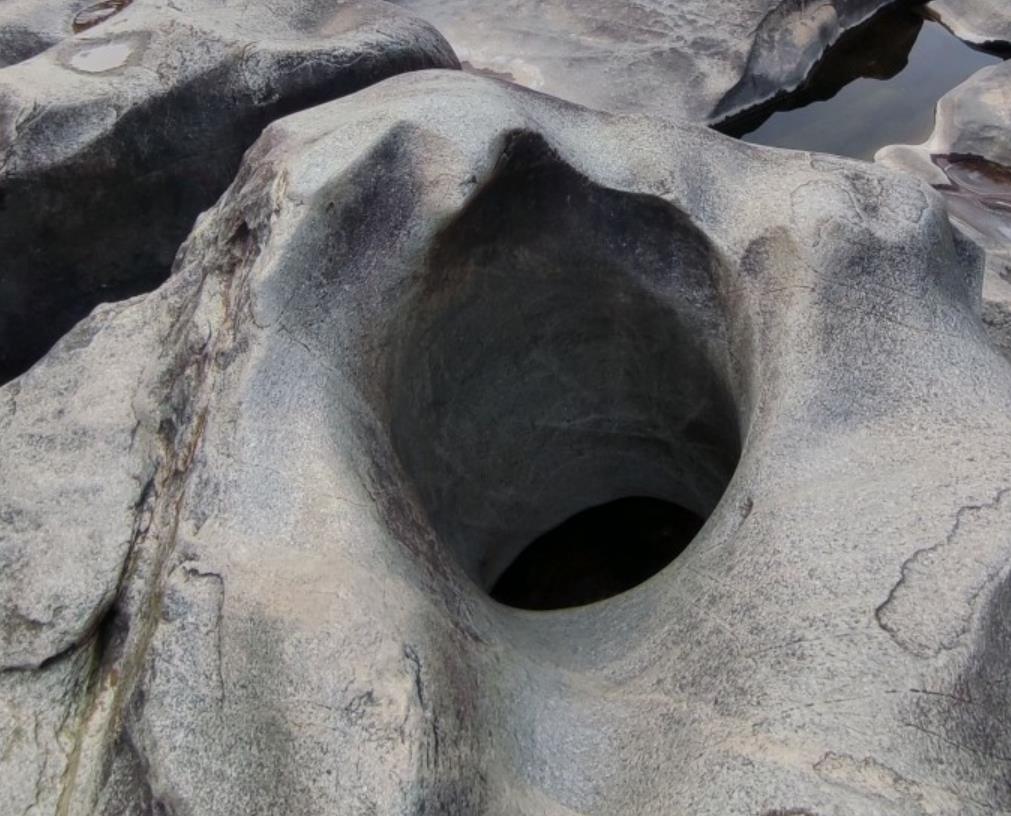 생생정보 요강바위 앞에서