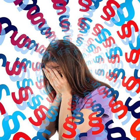 공황장애로 얼굴을 손으로 가리고 고개를 숙인 소녀