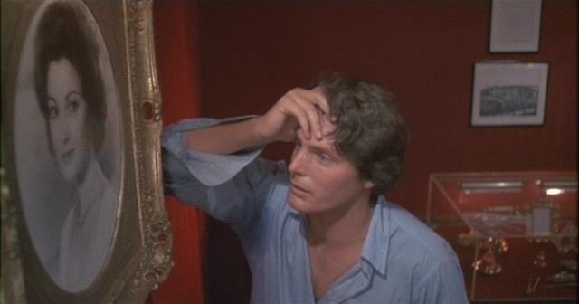 영화 사랑의 은하수 스틸컷 속 여인의 초상화를 바라보는 리차드