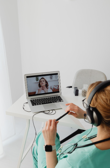 미래 병원은 집 안에? – 원격 의료와 개인 건강 모니터링 시스템