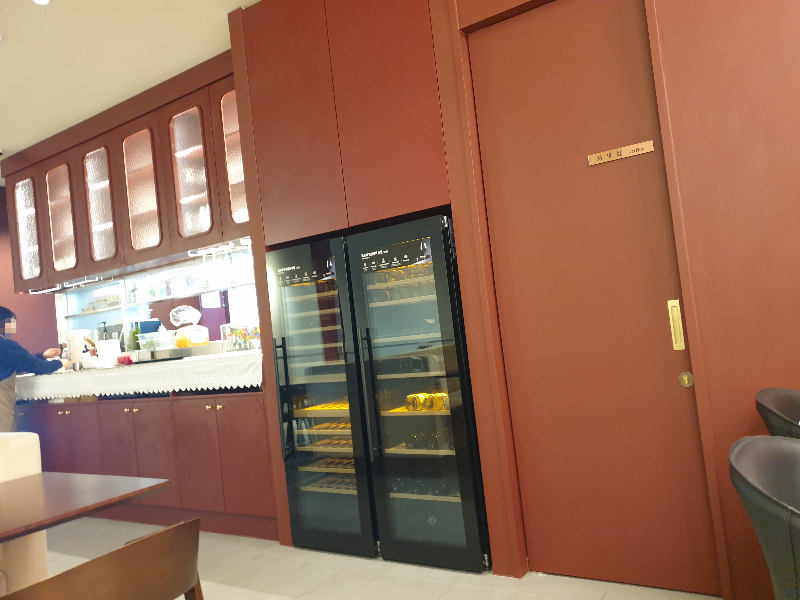 직원이 주방에서 나온 음식을 받고 있다.