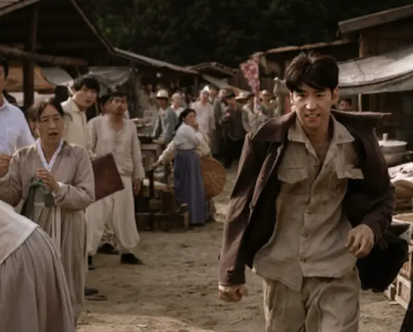 수사반장-시장에서 상인들을 가르며 뛰어가는 이제훈