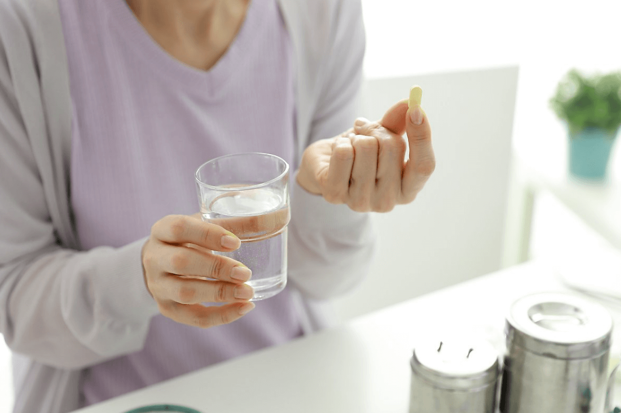 다이어트-보조제-섭취하는-중년-여성