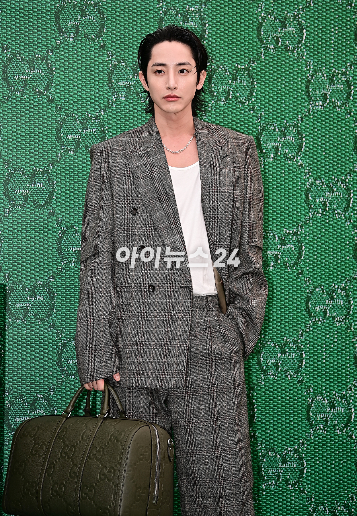 모델 이수혁이 6일 오후 서울 용산구 구찌가옥에서 열린 구찌(GUCCI) 신제품 출시 기념 행사에서 포토타임을 갖고 있다. [사진=곽영래 기자]