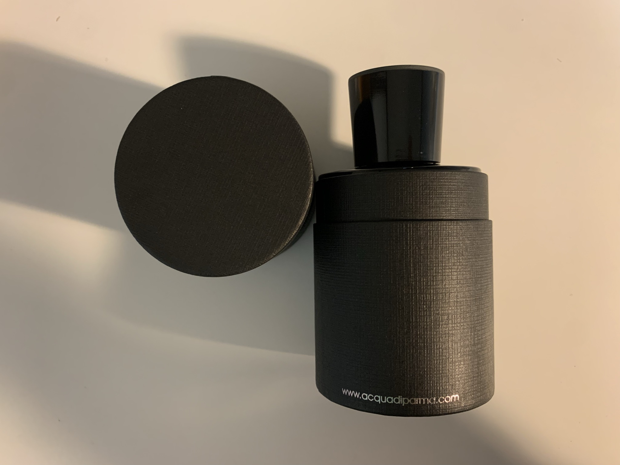 아쿠아디파르마-에센자-우디향수-시트러스우디향수-여름향수-블랙