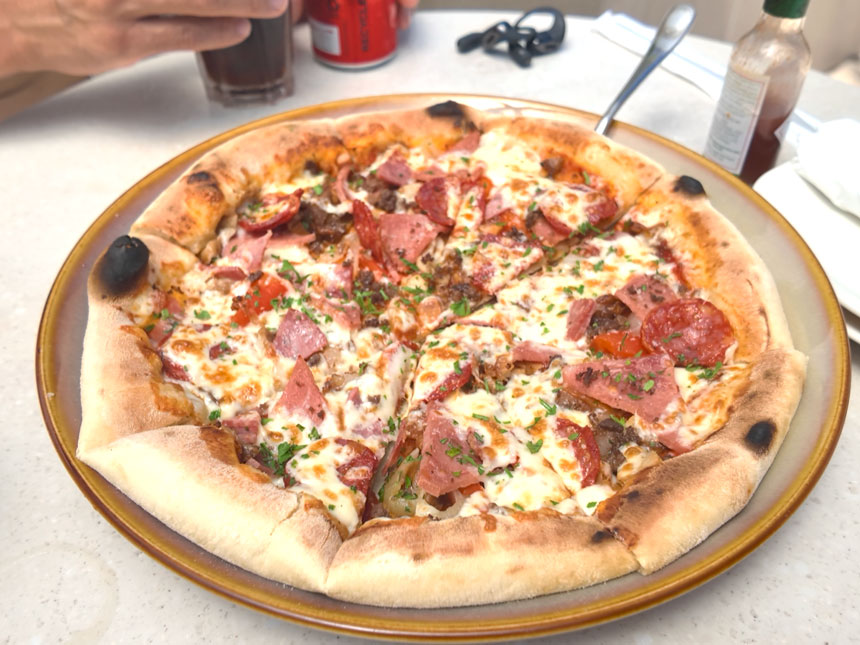 헤난 프리미어 코스트 리조트 Meat Lovers Pizza