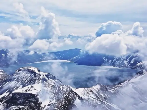 강한-바람에-휩싸여-하얀-눈송이가-흩날리는-백두산-천지