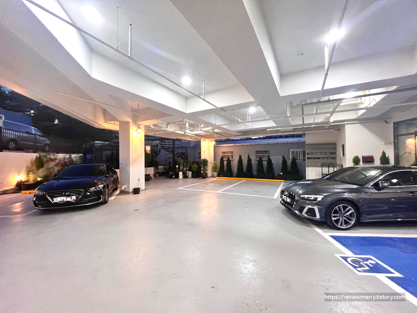 1층 주차장