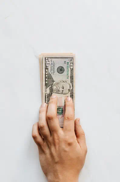 돈을 건네고있는 손의 이미지