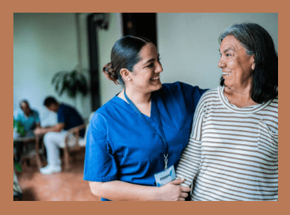 환자-옆에서-부축하는-요양보호사