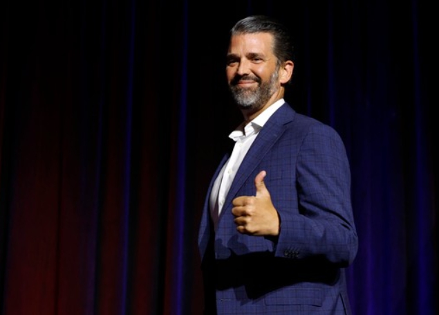 트럼프주니어가 웃고있는사진