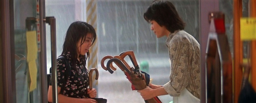 갑작스런 비에 서점의 우산을 빌려주는 선배와 우산을 고르는 우즈키