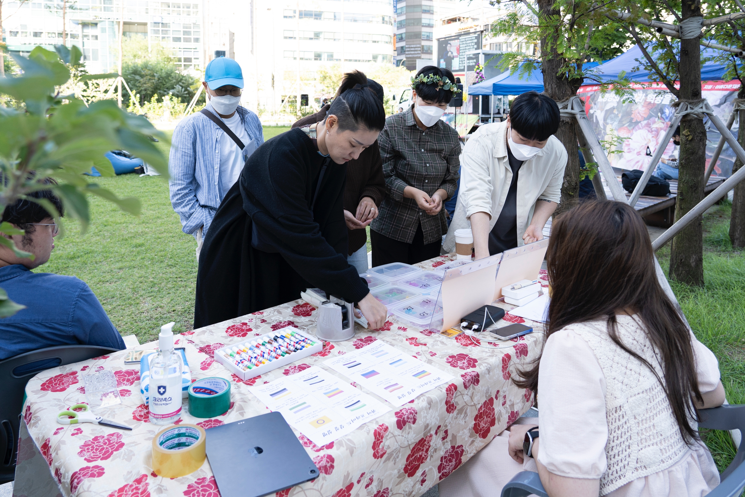 <약 헤는 날> 부스를 리얼리즘 대표와 이윤진 활동가가 운영하고 있고, 가수 이랑과 시민들이 이용하고 있다.