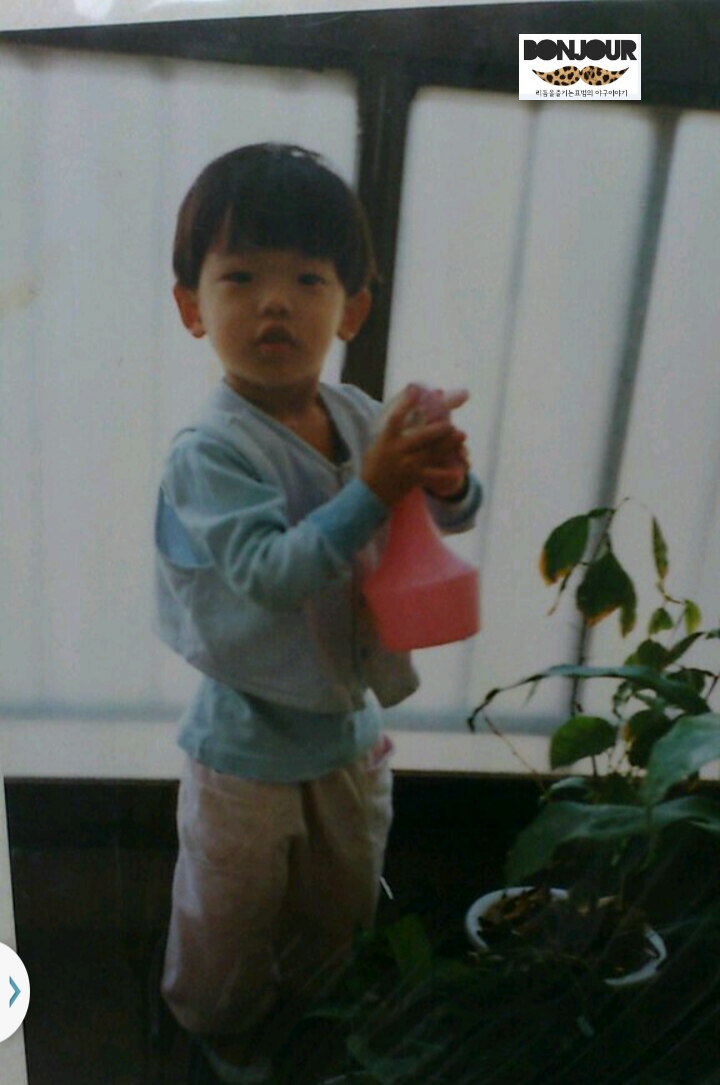 아빠 어릴 때 엄마가 머리 잘라주는 모습 추억 사진