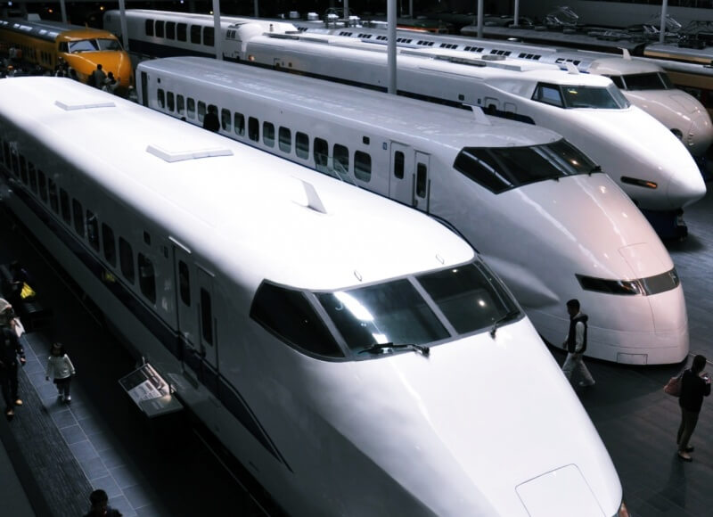 정차되어-있는-기차