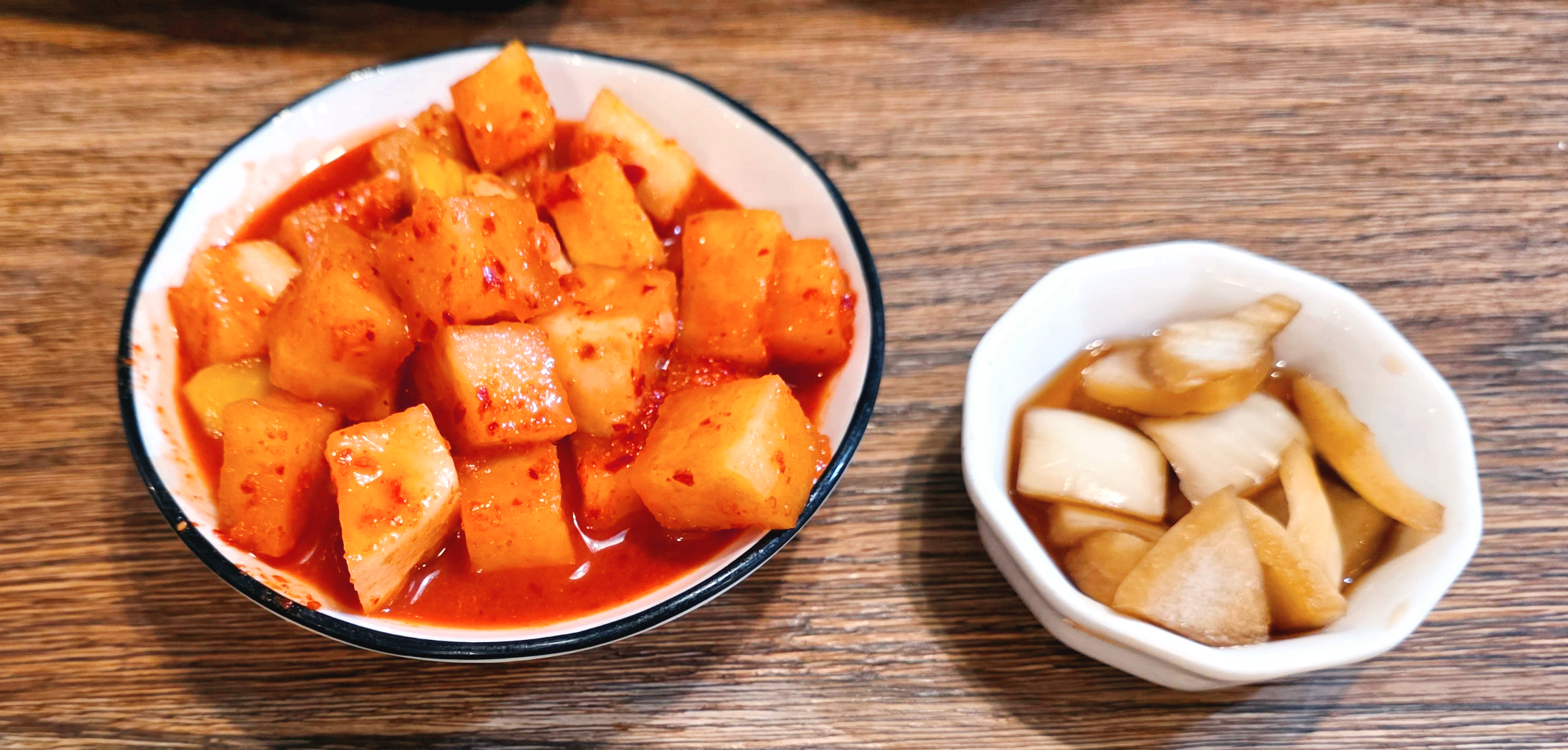 금돼지왕돈까스 김치와 양파