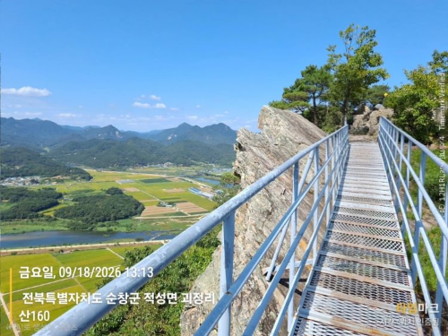 순창 채계산 칼바위 능선 철제 데크길과 섬진강 평야 풍경