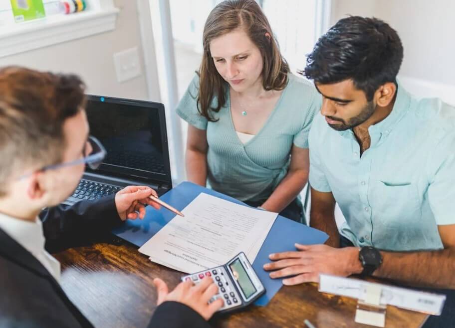 전세자금 지원 조건과 집값 기준에 대해 상담받는 신혼부부의 실제 상황 예시 이미지