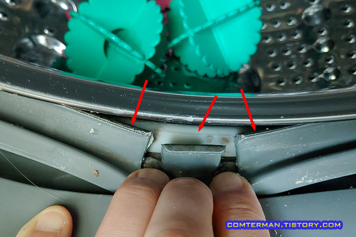 LG 드럼세탁기 고무패킹 찌꺼기 확인