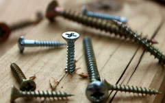 목재에 박힌 나사