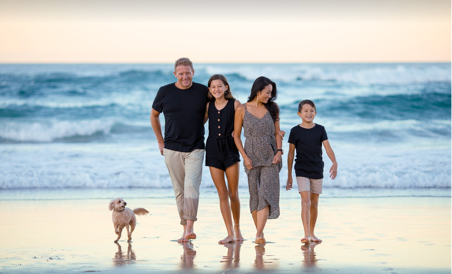 해변의 가족 모습 사진 이미지