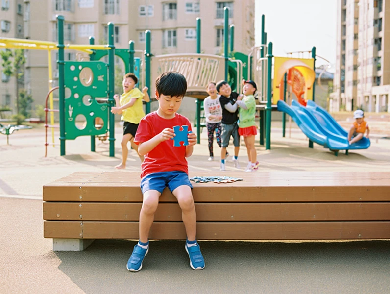 사회성 부족, 또래 관계 어려움, 놀이터에서 혼자 있는 아이, 외로움, 사회성 발달, 아동 심리, 대한민국 놀이터 풍경