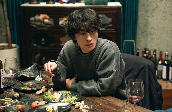 모두가 자신의 무가치함과 싸우고 있다 1화 줄거리 시청률 OTT 출연진 등장인물관계도 넷플릭스 총정리