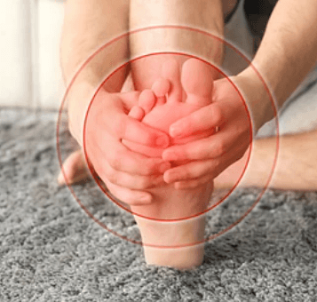 발을-만지는-여성