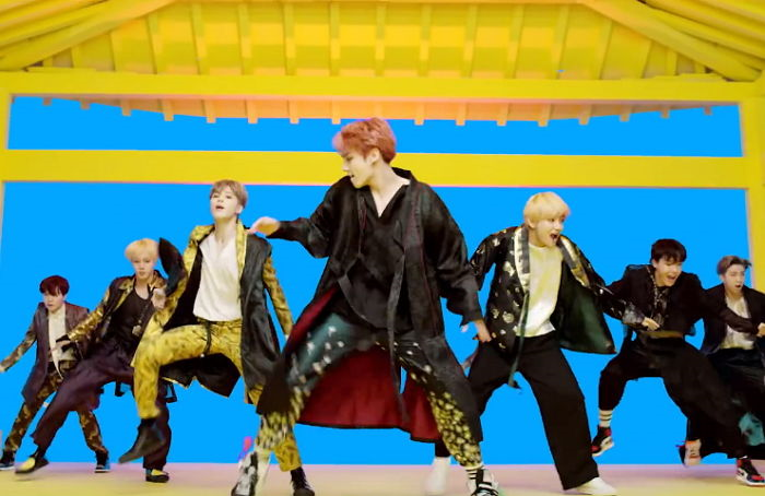 방탄소년단의 아이돌 뮤직비디오 한 장면