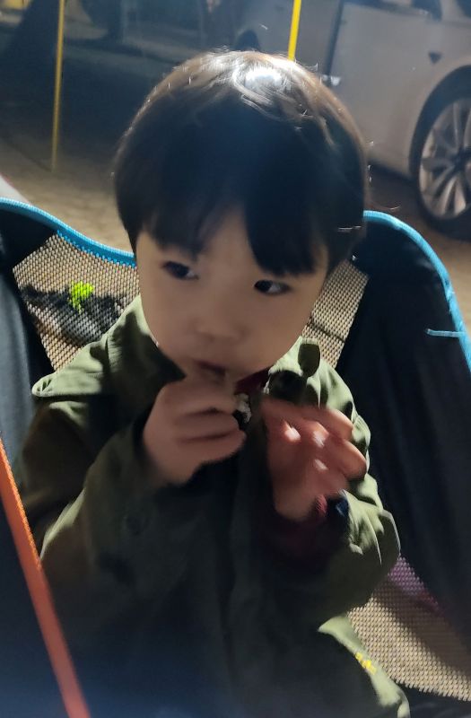 자신이 낚시한 주꾸미여서 맛있게 뜯어먹는 쿠웅이