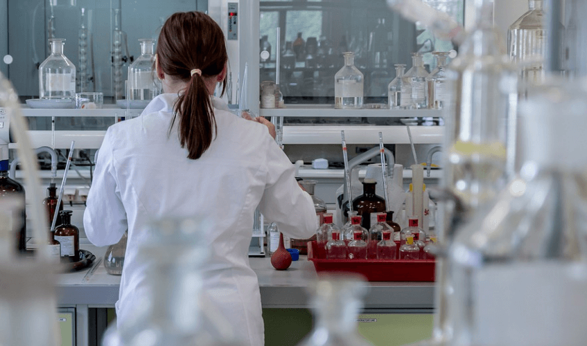 연구원이 실험실에서 연구를 하는 모습