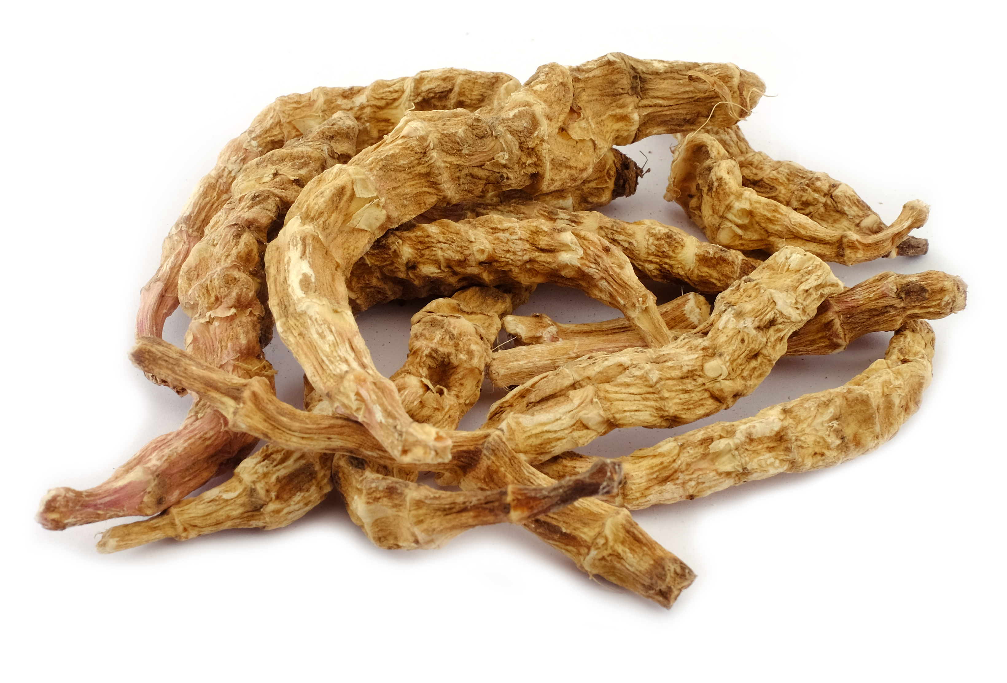 땅에서 캐낸 천마의 덩이줄기를 잘 세척해서 말린 것을 여려개 바닥에 쌓아둔 사진 - 동맥경화증에 좋은 음식