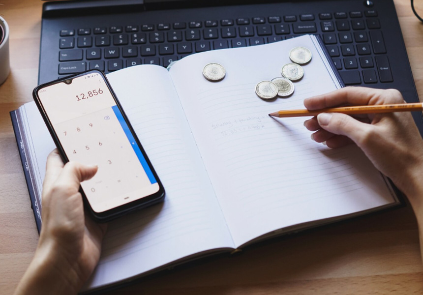 가계부를 쓰며 대출 상환 계획을 세우는 모습