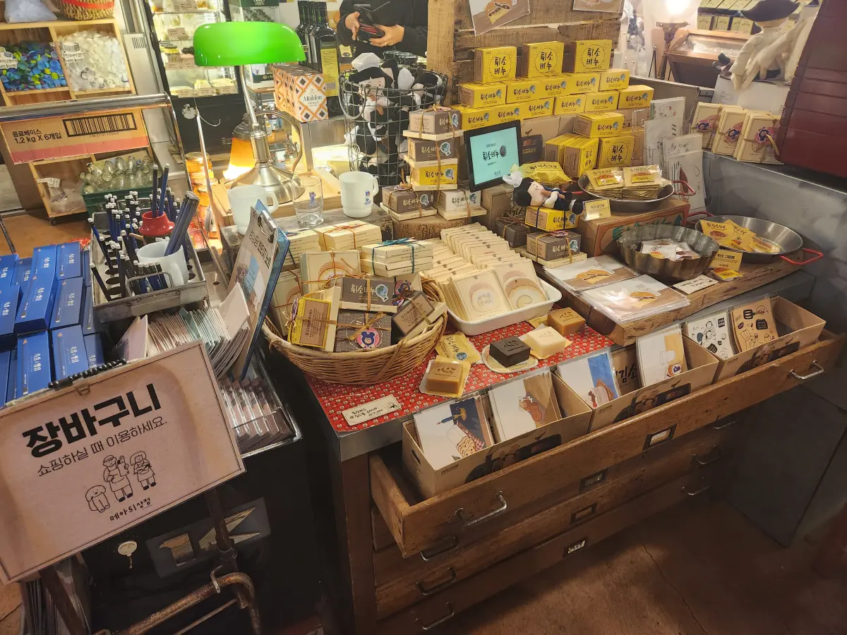 대전-가볼만한곳-성심당-본점-빵-먹을수있는-카페-성심당문화원-1층-매장-기념-소품-판매