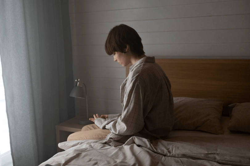 하루가 끝났지만 감정이 정리되지 않아 멈춰 있는 상태