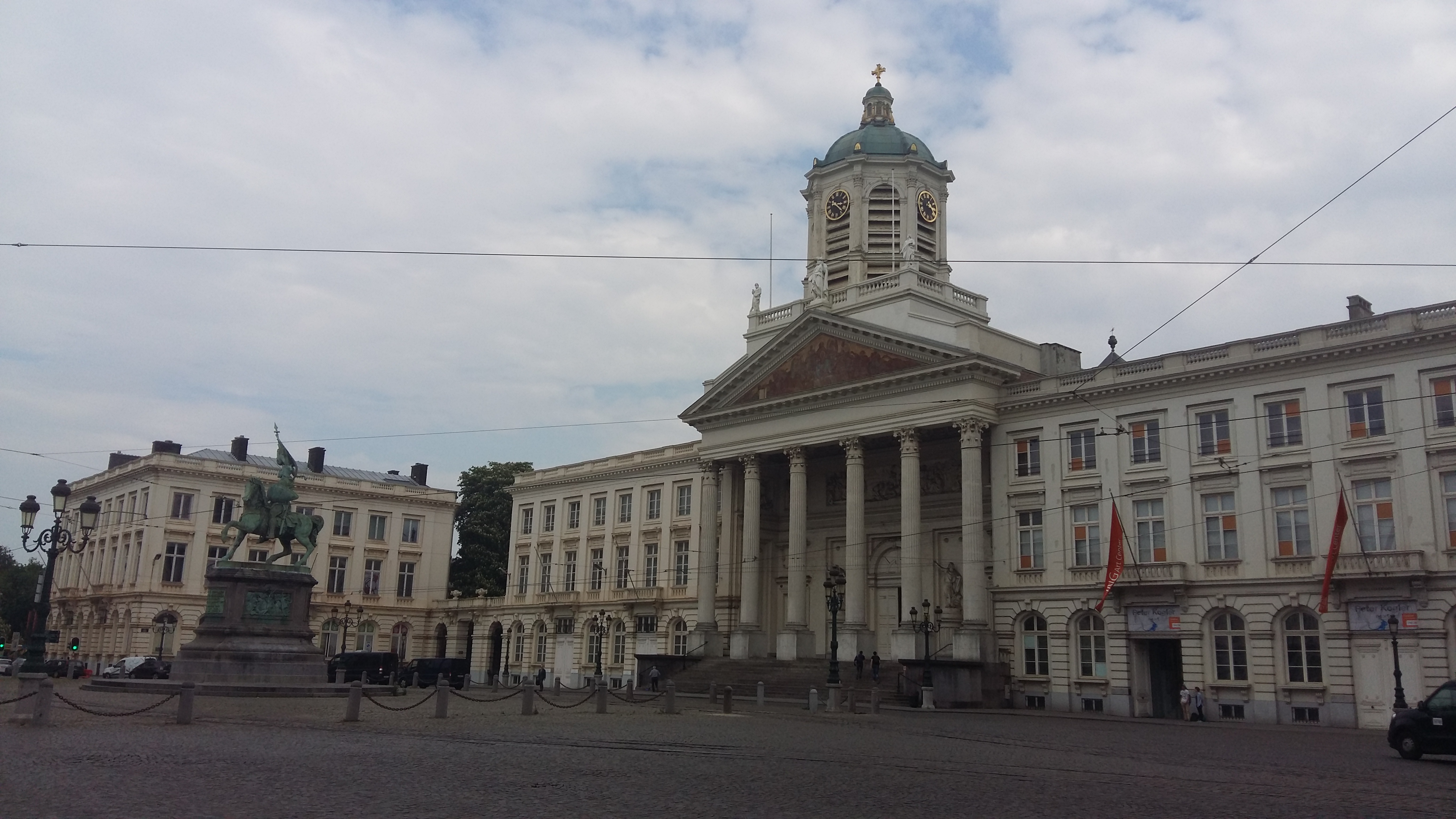 벨기에 브뤼셀 왕궁의 우측