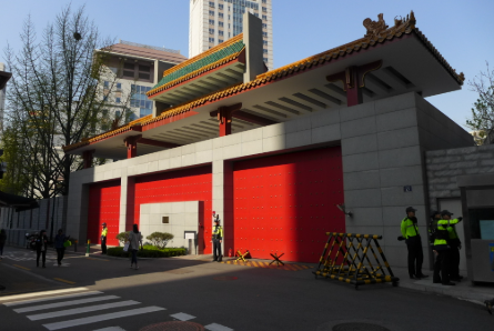 주한-중국대사관에-경찰이-경비-근무를-하고-있다