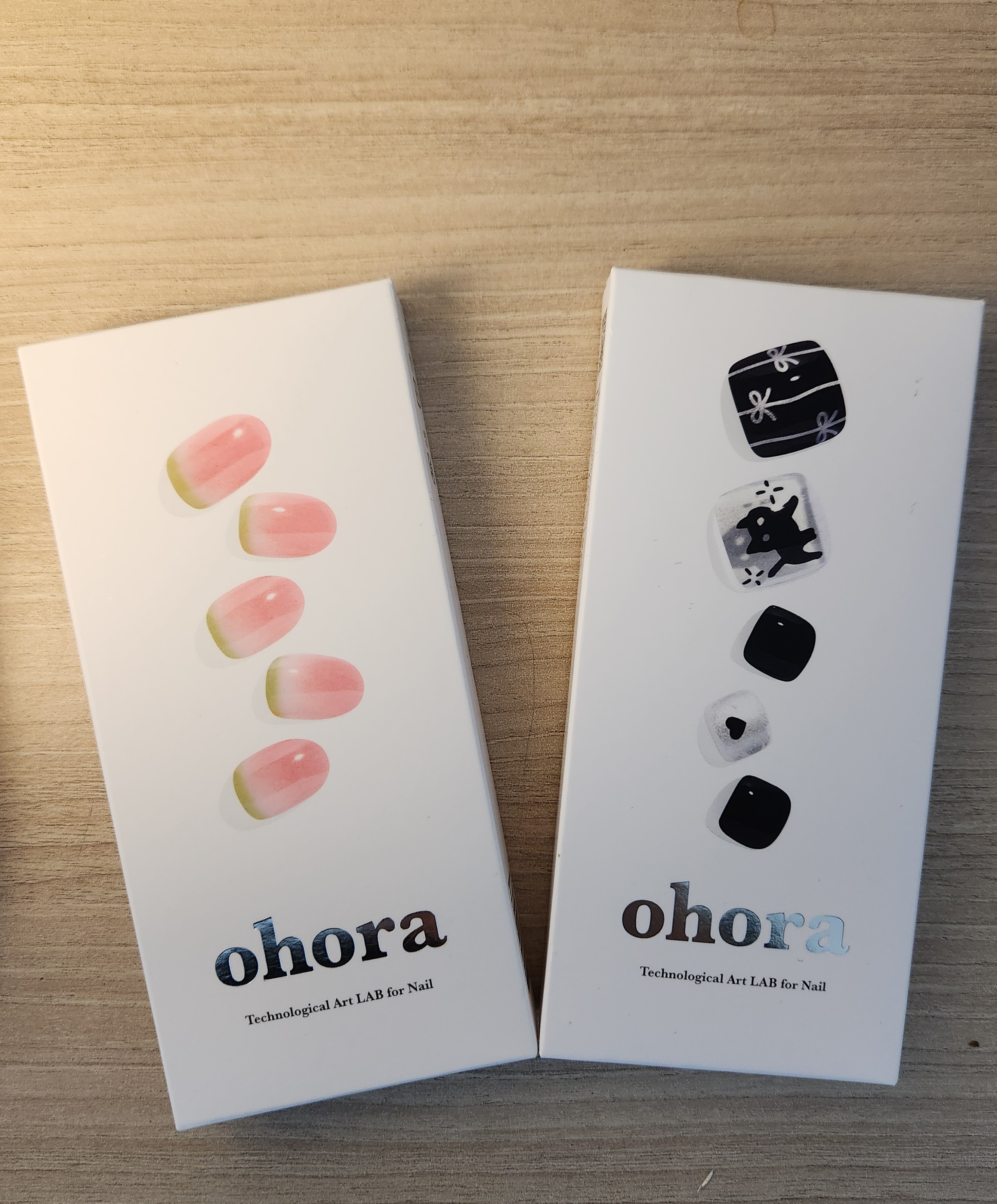 배송된 네일아트와 패디 제품 케이스-표면에 각 제품의 디자인이 그려져 있음