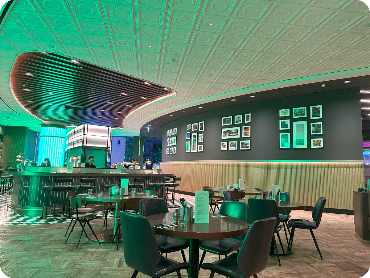 세련되고-레트로-감성이-가득한-식당-내부