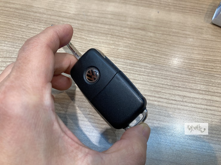 폭스바겐 차량 리모컨 전지 교환 방법