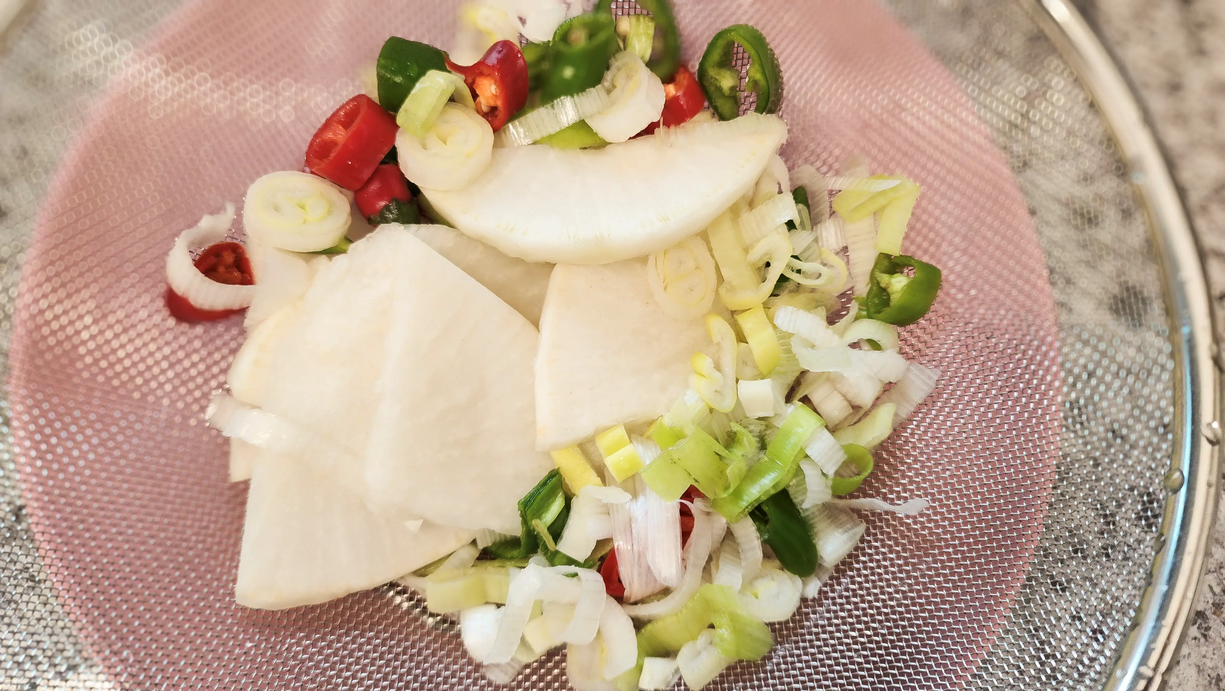 씻은-손질야채가-채반에-받쳐져-있는-사진