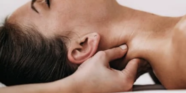 목주름 없애는 습관과 셀프 마사지 방법 설명글