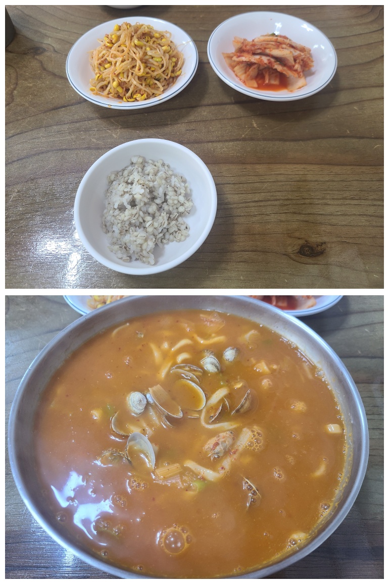 사이드 반찬으로 나오는 콩나물과 김치, 그리고 보리밥과 얼큰이 바지락 칼국수